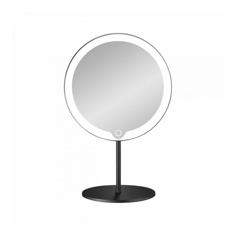 Der Kosmetikspiegel - Ringlight von Licht Factory ist ein runder Spiegel mit einem eleganten schwarzen Ständer und Sockel. Ein LED-Licht am Rand sorgt für eine gleichmäßige Beleuchtung und der Touch-Button unten in der Mitte ermöglicht eine einfache Helligkeitseinstellung.