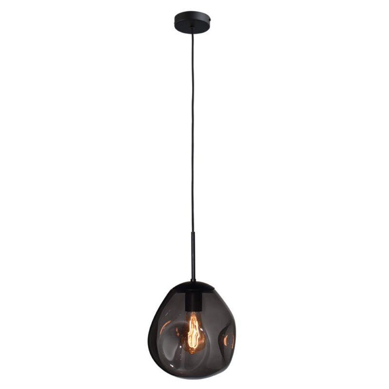 Die schlichte Pendelleuchte - Bubble 1er (M) in modernem Schwarz hängt von der Decke und präsentiert einen rauchigen, durchscheinenden Glasschirm. Im Inneren sorgt eine leuchtende freiliegende Glühlampe mit ihrem minimalistischen Design für eine warme Atmosphäre.