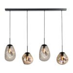 Die Pendelleuchte - Bubble 4er verfügt über vier abgerundete Glasschirme, die an eleganten schwarzen Kabeln von einer schwarzen, rechteckigen Deckenhalterung hängen, wobei sichtbare Edison-Glühbirnen ein warmes, einladendes Licht verbreiten.