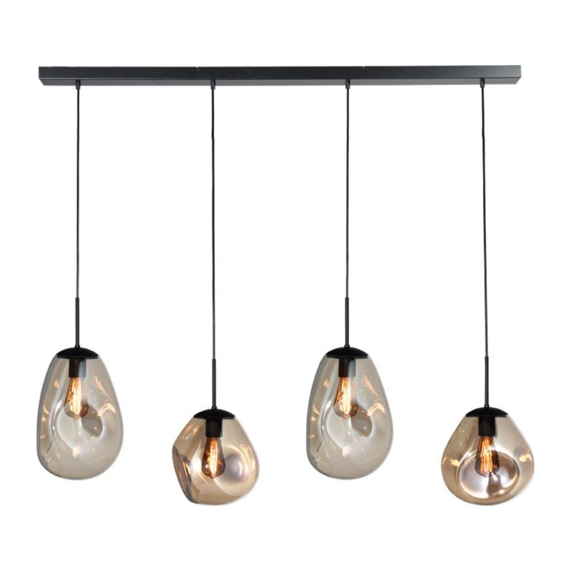 Die Pendelleuchte - Bubble 4er verfügt über vier abgerundete Glasschirme, die an eleganten schwarzen Kabeln von einer schwarzen, rechteckigen Deckenhalterung hängen, wobei sichtbare Edison-Glühbirnen ein warmes, einladendes Licht verbreiten.