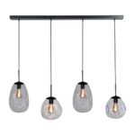Die Bubble 4er Pendelleuchte verfügt über vier transparente Glasschirme mit freiliegenden Glühlampen, die elegant an einer rechteckigen schwarzen Halterung mit glatten schwarzen Kabeln hängen.