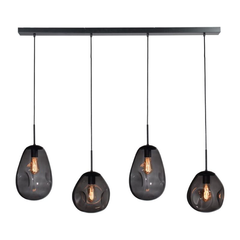 Die Pendelleuchte – Bubble 4er ist eine Deckenleuchte mit vier Lampen mit schwarzen Glaskugeln, freiliegenden Glühlampen im Vintage-Stil und einer eleganten Aufhängung an einer rechteckigen schwarzen Metallstange.