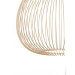 Nahaufnahme der Pendelleuchte - Fawn, einem beigen, kuppelförmigen Lampenschirm mit Drahtgestell vor weißem Hintergrund. Die gebogenen Drähte bilden ein Muster und sorgen für ein luftiges und offenes Design.