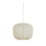 Die „Pendelleuchte - Noemi beige“ ist ein moderner, kugelförmiger Pendellampenschirm aus transluzentem Material. Er hängt an einer dünnen Kordel und verfügt über gleichmäßig verteilte vertikale Rippen, die vor einem weißen Hintergrund für ein zartes, luftiges Aussehen sorgen.