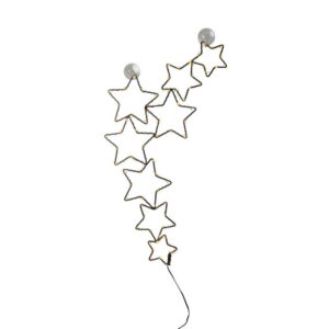 Die LED-Fensterdekoration - 8 Sternchen besteht aus einer diagonalen Anordnung von acht sternförmigen Lichtern, die kleiner werden und einen goldenen Umriss haben. Zwei runde Lichter sitzen oben auf der Schnur, und ein schwarzes Kabel erstreckt sich von unten für ein elegantes Design.