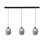 Die Pendelleuchte – Salva 3er besteht aus drei hängenden Pendelleuchten mit grauen, ovalen, gerippten Glasschirmen, die von einer schwarzen, rechteckigen Deckenleuchte herabhängen und ein schlankes und modernes Design bieten.
