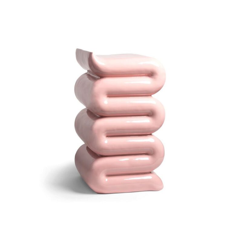 Ein cremiger, glänzender Beistelltisch aus Keramik mit einem gestapelten, kissenartigen Design aus vier abgerundeten Schichten, das auf weißem Hintergrund eine moderne, skulpturale Erscheinung bietet.