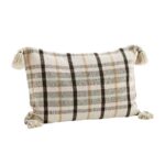 Der Kissenbezug - Evie ist ein rechteckiges Kissen mit einem beigen und braunen Karomuster, Quasten an jeder Ecke und einem strukturierten Webstoff für zusätzliche Eleganz.