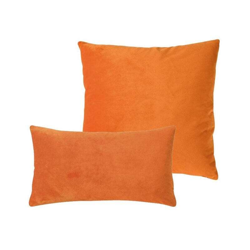 Zwei leuchtend orange Kissenbezüge „Color Samt“ vor weißem Hintergrund. Eines ist quadratisch, das andere rechteckig. Beide Kissen wirken weich und einladend.