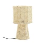 Die Tischleuchte - Braid ist eine geflochtene, zylinderförmige beige Lampe mit passendem Sockel, die sich elegant vor einem weißen Hintergrund abhebt. Ein schwarzes Stromkabel geht nahtlos aus dem Sockel hervor.