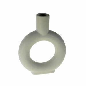 Die Vase - Ring ist ein mattes Keramikstück mit einem unverwechselbaren runden Design, mit einer hohlen Mitte und einem zylindrischen Hals für Blumen oder Dekoration. Sein minimalistischer Stil vor einem schlichten weißen Hintergrund verbindet nahtlos Eleganz und Einfachheit.