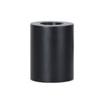 Ein schlichtes, schwarzes zylindrisches Objekt mit glatter Oberfläche und eingekerbter Oberseite, ähnlich dem modernen Leuchtenfuß – Mio.