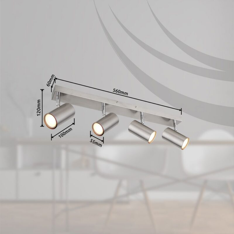 Der Deckenstrahler - Dari 4er mit vier verstellbaren silbernen Spots wertet den Raum auf. Mit einer Länge von 560 mm und einer Breite von 100 mm eignet er sich perfekt für moderne Umgebungen mit unscharfen Möbeln im Hintergrund.