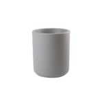 Der In & Outdoor LED Blumentopf - Lumi Elegant ist ein grauer, zylindrischer Keramik-Pflanztopf mit glatter Oberfläche und minimalistischem Design. Sein elegantes Aussehen erstrahlt vor einem schlichten weißen Hintergrund.