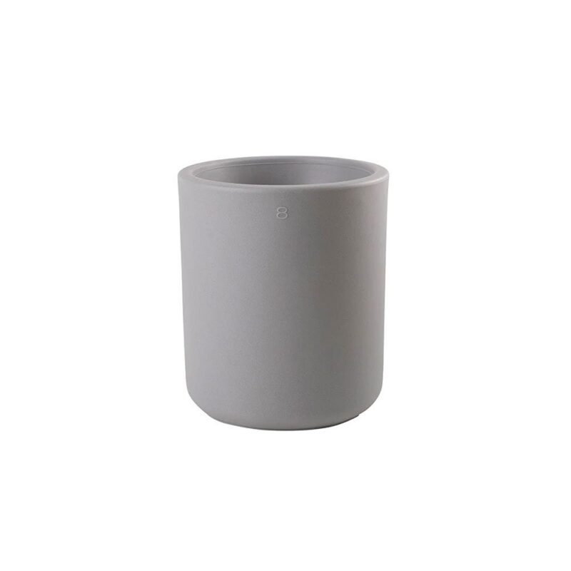 Der In & Outdoor LED Blumentopf - Lumi Elegant ist ein grauer, zylindrischer Keramik-Pflanztopf mit glatter Oberfläche und minimalistischem Design. Sein elegantes Aussehen erstrahlt vor einem schlichten weißen Hintergrund.