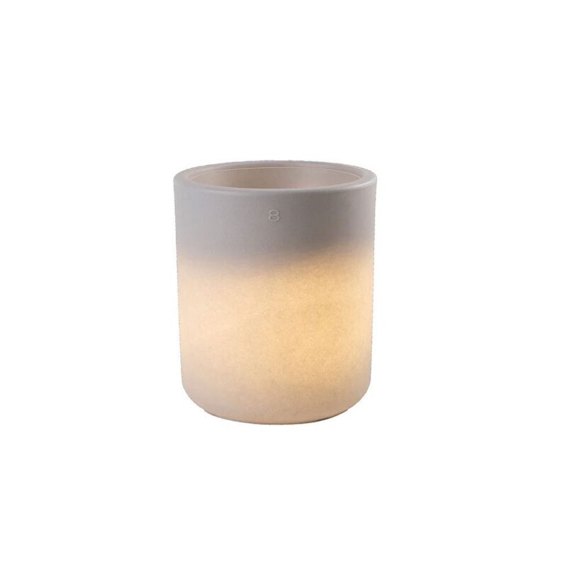 Der In & Outdoor LED Blumentopf - Lumi Elegant ist eine weiße, zylindrische Leuchte aus Milchglas, die dank ihrer LED-Technologie ein warmes Licht ausstrahlt. Sie verfügt über ein minimalistisches Design mit glatter Oberfläche, die eine gleichmäßige Lichtverteilung für eine gemütliche Umgebungsbeleuchtung gewährleistet.