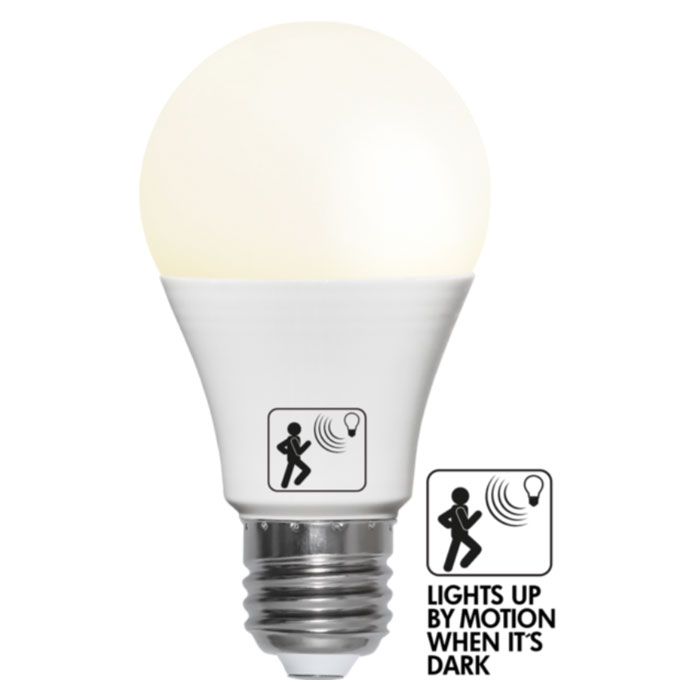 Das Leuchtmittel - LED mit Bewegungs-/Dämmerungssensor opal 4,8W (≈40W) verfügt über ein Bewegungssensor-Symbol und Blinksignale mit dem Text: „Leuchtet bei Bewegung, wenn es dunkel ist.“ Ein Schraubsockel ist ebenfalls im Lieferumfang enthalten. Das Leuchtmittel - LED mit Bewegungs-/Dämmerungssensor opal 4,8W (≈40W) verfügt über ein Bewegungssensor-Symbol und Blinksignale mit dem Text: „Leuchtet bei Bewegung, wenn es dunkel ist.“ Ein Schraubsockel ist ebenfalls im Lieferumfang enthalten.