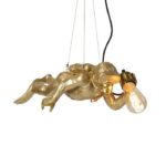 Die Pendelleuchte - Dive-Monkey stellt einen goldenen Taucher dar, der eine leuchtende Glühbirne hält. Er trägt einen detailreichen Anzug mit Flossen, Sauerstoffflasche und Maske, was der Leuchte eine skurrile Kunstfertigkeit verleiht.