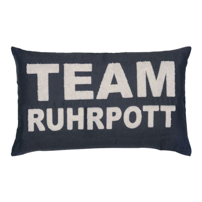 Der Kissenbezug - Team Ruhrpott ist ein eleganter, schwarzer, rechteckiger Kissenbezug mit der fettgedruckten weißen Aufschrift „TEAM RUHRPOTT“ und feiert den Ruhrpott-Geist.