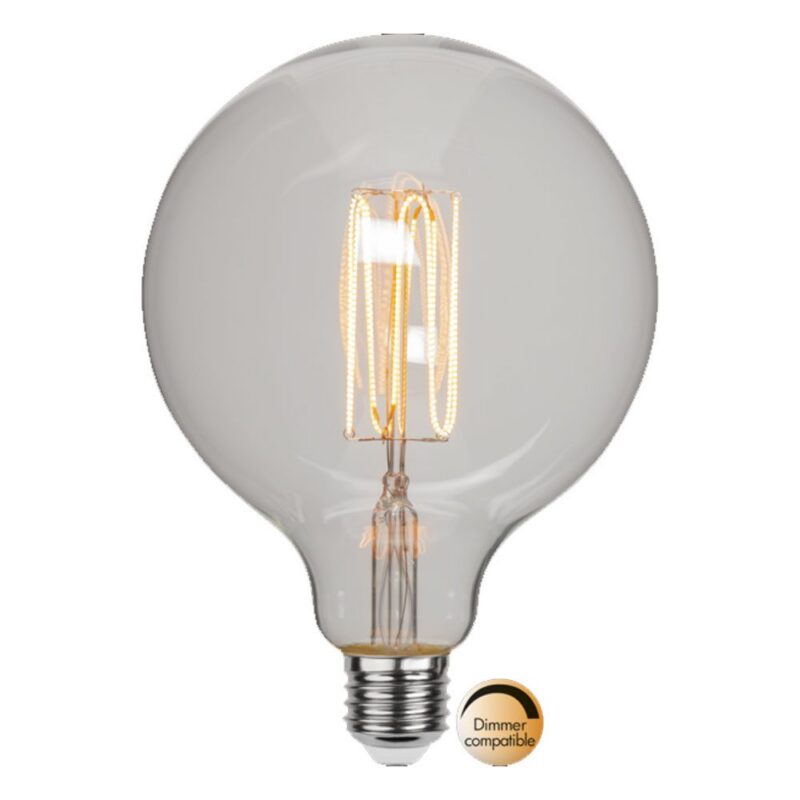 Ein klares, rundes LED-Leuchtmittel - Globe 3,8W 1800K dimmbar Ø12,5cm mit sichtbarem Glühfaden und einem silbernen Schraubsockel, versehen mit einem kleinen Etikett, das die Dimmerkompatibilität anzeigt.