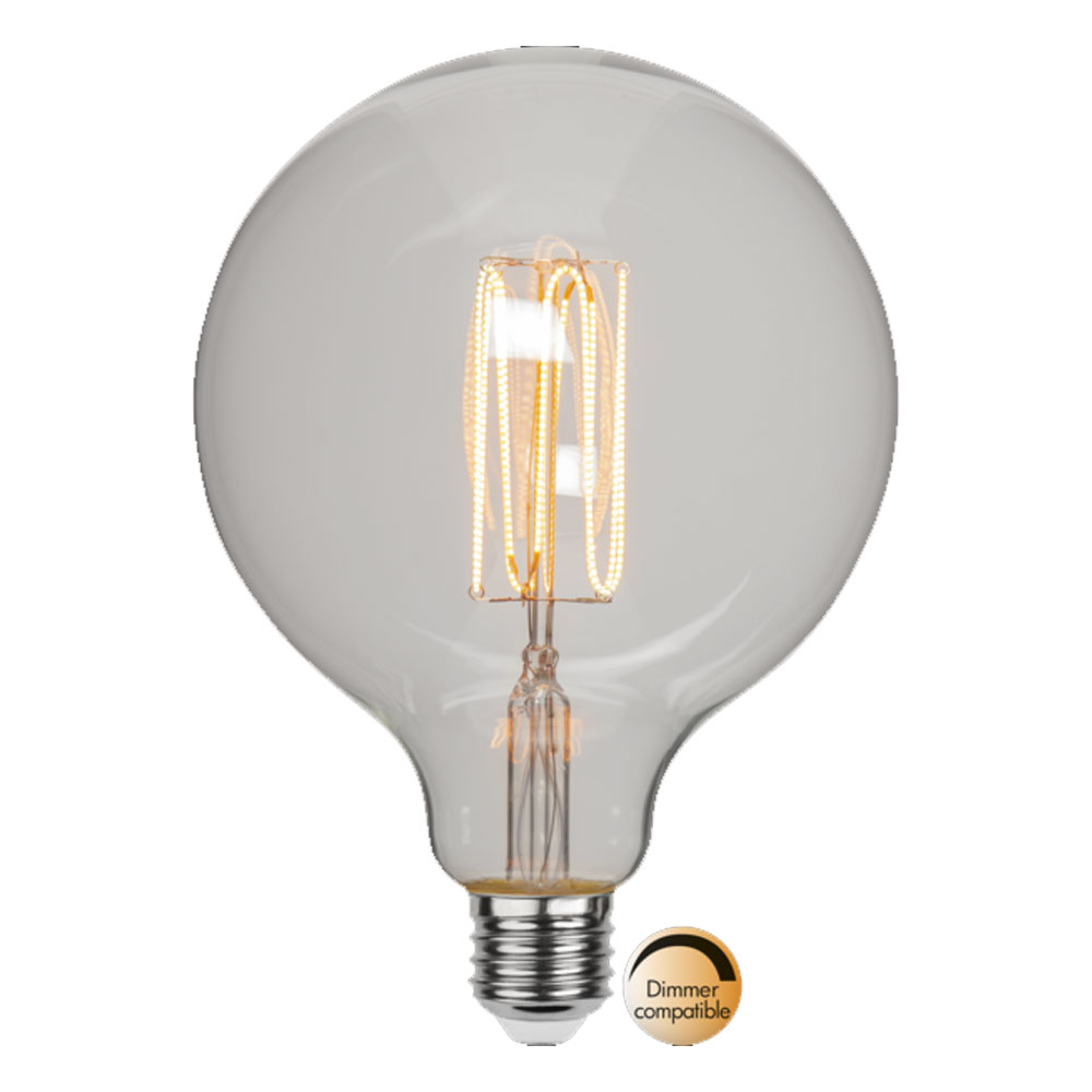 Ein klares, rundes LED-Leuchtmittel - Globe 3,8W 1800K dimmbar Ø12,5cm mit sichtbarem Glühfaden und einem silbernen Schraubsockel, versehen mit einem kleinen Etikett, das die Dimmerkompatibilität anzeigt. Ein klares, rundes LED-Leuchtmittel - Globe 3,8W 1800K dimmbar Ø12,5cm mit sichtbarem Glühfaden und einem silbernen Schraubsockel, versehen mit einem kleinen Etikett, das die Dimmerkompatibilität anzeigt.