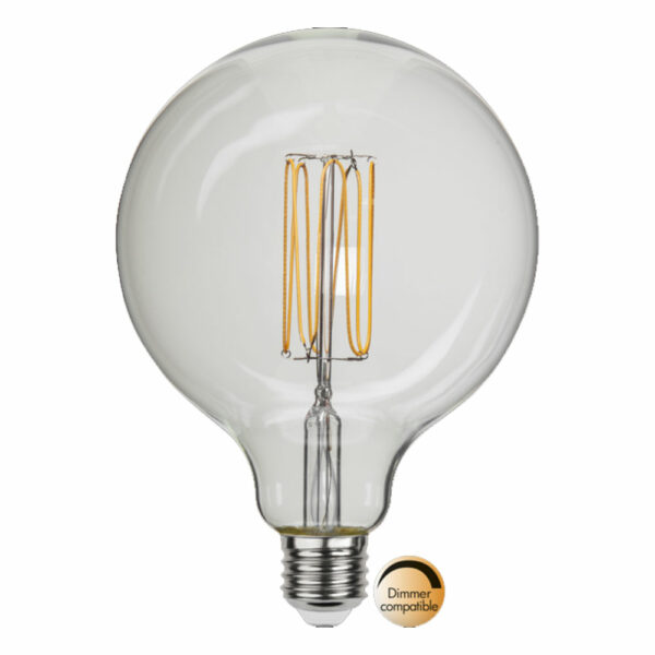 Eine klare, runde Leuchtmittel-Globe 3,8 W 1800 K dimmbar Ø12,5 cm Glühbirne mit sichtbarem Glühfaden und metallischem Sockel mit der Aufschrift „Dimmer Compatible“ hebt sich vor einem makellos weißen Hintergrund ab.