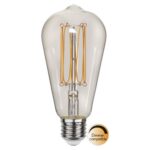 Die LED Kolben 3,8W 1800K Glühbirne hat ein Tropfendesign im Vintage-Stil mit freiliegenden Glühfäden und ist dimmbar, was durch ein rundes Abzeichen in der unteren rechten Ecke angezeigt wird. Durchmesser: Ø6,4cm.