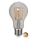 Das Leuchtmittel - Tropfen 3,8W 1800K dimmbar Ø6cm ist eine klare LED-Filamentlampe mit sichtbarem Glühfadendesign und einem Standard-Schraubsockel, gekennzeichnet als „dimmerkompatibel“.