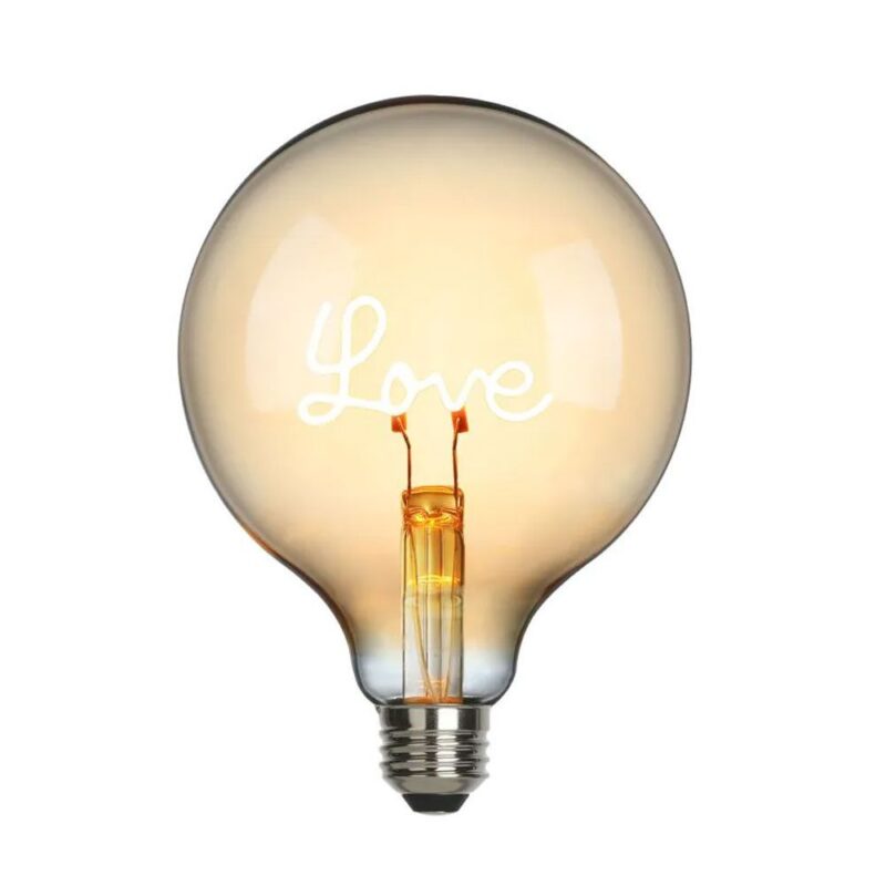 Die Statement-Glühbirne „Love Gold“ verfügt über den Schriftzug „Love“ und erzeugt einen warmen Bernsteinton, der sich vom schlichten Hintergrund abhebt.