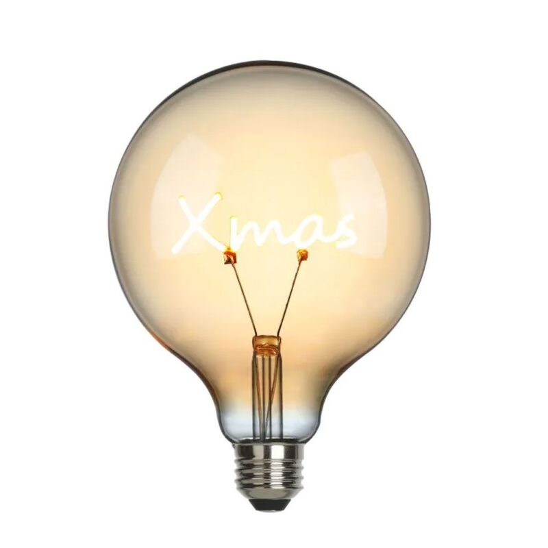 Die Statement-Glühbirne „Xmas“ zeigt das in weißer Schrift leuchtende Wort „Xmas“ und ein sichtbarer Glühfaden verleiht dieser runden Leuchte vor einem schlichten weißen Hintergrund zusätzlichen Charme.