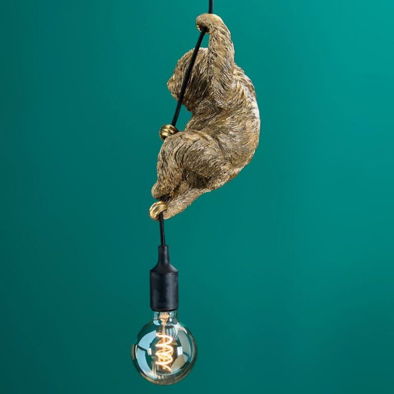 Die Pendelleuchte - Fauli zeigt ein goldenes Faultier mit einer freiliegenden Glühbirne im Vintage-Stil, das an einem schwarzen Kabel vor einem blaugrünen Hintergrund hängt.
