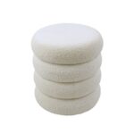 Vier runde, flauschige weiße Polster, die an den Sitzpouf - Wolke erinnern, vertikal gestapelt.