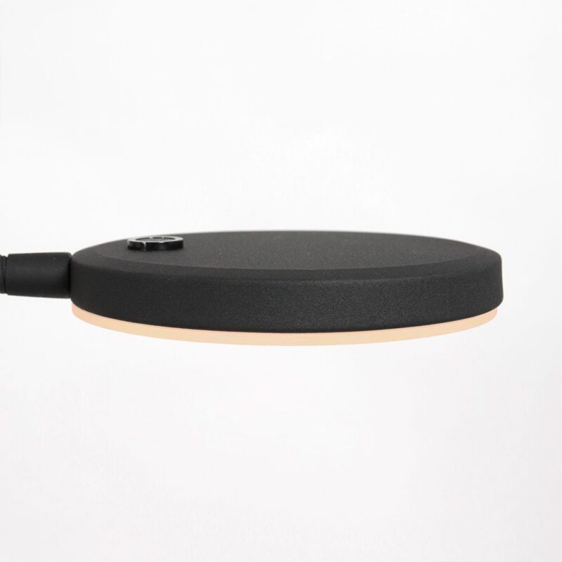 Seitenansicht der Stehleuchte - Aike, einer minimalistischen LED-Schreibtischlampe mit rundem, schwarzem Kopf und dünnem Profil. Sie hat eine matte Oberfläche und einen Einschaltknopf oben, der sich elegant von einem schlichten weißen Hintergrund abhebt.