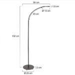 Abbildung der schwarzen Stehleuchte - Aike: 132 cm hoch, 64 cm breit, Fußdurchmesser 23 cm und Höhe 2 cm. Sie verfügt über einen 40 cm langen verstellbaren Arm und einen Leuchtenkopfdurchmesser von 13 cm bei einer Dicke von 1,8 cm für flexible Beleuchtungsmöglichkeiten.