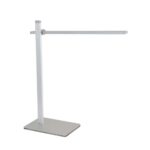 Die Tischleuchte - Leve ist eine moderne silberne Lampe mit einem schlanken, minimalistischen Design. Sie verfügt über einen dünnen rechteckigen Sockel und einen verstellbaren langen Arm aus Metall und verkörpert eine schlichte und zeitgenössische Ästhetik.
