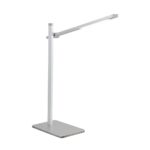 Die Tischleuchte – Leve besticht durch ein minimalistisches Design mit einem schlanken silbernen Ständer und einer länglichen horizontalen Lichtleiste auf einem flachen rechteckigen Sockel.