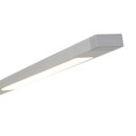 Eine schlanke, rechteckige weiße LED-Deckenleuchte mit minimalistischem Design strahlt ein weiches, warmes Licht aus. Ihre längliche Form passt wunderbar in jeden Raum und ähnelt einer stilvollen Tischleuchte - Leve. Sie wird vor einem schlichten weißen Hintergrund präsentiert.