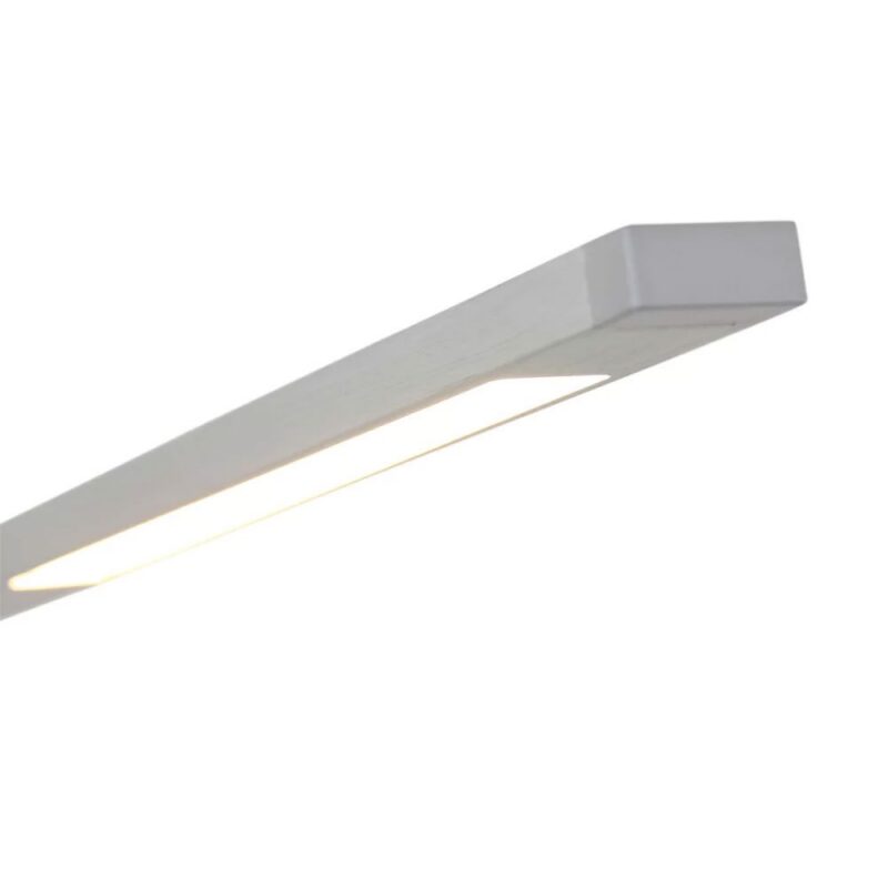 Eine schlanke, rechteckige weiße LED-Deckenleuchte mit minimalistischem Design strahlt ein weiches, warmes Licht aus. Ihre längliche Form passt wunderbar in jeden Raum und ähnelt einer stilvollen Tischleuchte - Leve. Sie wird vor einem schlichten weißen Hintergrund präsentiert.