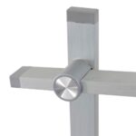 Nahaufnahme einer modernen kreuzförmigen Verbindung zweier rechteckiger Balken, die eine Tischleuchte - Leve - aufwerten könnte. Die Balken in gebürstetem Silber-Finish kreuzen sich an einem zylindrischen Verbindungsstück mit einem runden, polierten Ende.