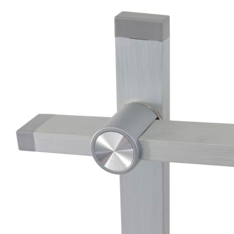 Nahaufnahme einer modernen kreuzförmigen Verbindung zweier rechteckiger Balken, die eine Tischleuchte - Leve - aufwerten könnte. Die Balken in gebürstetem Silber-Finish kreuzen sich an einem zylindrischen Verbindungsstück mit einem runden, polierten Ende.