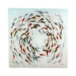 Das Wandbild „Fische“ zeigt Koi-Fische in einer kreisförmigen Formation, die in leuchtenden Rot-, Orange-, Blau- und Weißtönen gemalt ist. Sie schwimmen anmutig vor einem weichen Hintergrund und erzeugen einen faszinierenden Spiraleffekt.