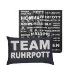Auf einem schwarzen Kissenbezug mit der Aufschrift „Kissenbezug - Team Ruhrpott“ steht in auffälligem weißen Text „TEAM RUHRPOTT“. Passend dazu gibt es eine schwarze Bettdecke mit kräftigen Worten zum Thema Ruhrpott. Beide heben die industrielle Anziehungskraft des Ruhrpotts hervor.