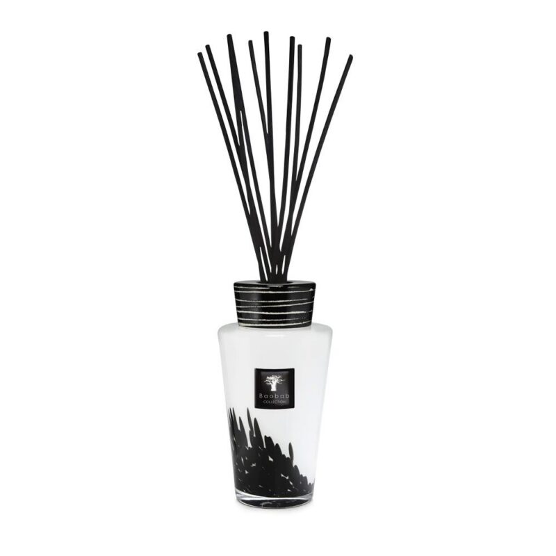 Der Baobab Diffuser – Platinum ist eine elegante Glasflasche mit schwarzen Stäbchen obenauf und einem schwarz-weißen Etikett mit dekorativem Baobab-Design und eleganten schwarzen Ornamenten, die durch den transparenten Boden sichtbar sind.