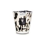 Eine dekorative Kerze in einem Glashalter mit schwarz-weiß gepunktetem Design zeigt auf der Vorderseite das Etikett „Baobab Diffuser – Platinum“.