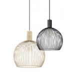 Zwei Pendelleuchten – Käfigleuchten mit Drahtrahmendesign hängen nebeneinander; eine beige, eine schwarz, beide mit klaren Glühbirnen im Inneren und an dünnen Schnüren vor einem schlichten Hintergrund aufgehängt.