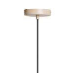 Die Pendelleuchte – Cage verfügt über einen beigefarbenen, runden Baldachin mit einem schlanken, schwarzen Stab, der von der Mitte ausgeht und so auf eine minimalistische und moderne Ästhetik setzt.