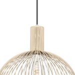 Nahaufnahme einer Pendelleuchte - Cage mit rundem Drahtkäfigdesign. Beige Drähte bilden eine Kuppel um die transparente Glühbirne mit sichtbarem Glühfaden, die an einem dünnen schwarzen Kabel vor einem weißen Hintergrund aufgehängt ist.