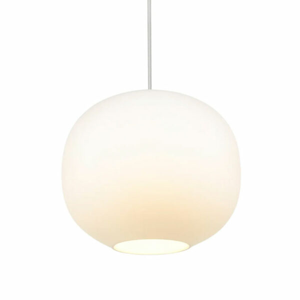 Die Pendelleuchte - Navone 5er ist eine moderne, kugelförmige Pendelleuchte in Weiß mit glatter Oberfläche und hängt an einem dünnen Kabel. Aus ihrer offenen Unterseite strahlt sie ein weiches, warmes Licht aus, was ihr minimalistisches und elegantes Design vor einem schlichten weißen Hintergrund unterstreicht.