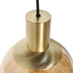 Nahaufnahme der Pendelleuchte - Baloon 2.0 - 5er Rondell mit goldfarbener Metallspitze und schwarzem Kabel. Die Leuchte hat eine glatte, reflektierende Oberfläche mit einer teilweise sichtbaren Glühbirne in einer transparenten kugelförmigen Abdeckung.