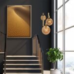 Ein modernes Interieur hebt eine Treppe, ein großes Wüstendünenfoto an einer dunklen Wand und drei stilvolle Baloon 2.0 Pendelleuchten – 5er Rondell hervor. Am Fenster steht eine Topfpflanze mit Blick auf den bewölkten Himmel und die ferne Landschaft.